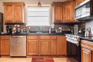 新奥尔良Quiet Cozy 3bedroom home 10 minutes from Downtown的厨房配有木制橱柜和不锈钢洗碗机。
