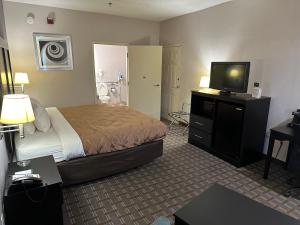 阿什兰Quality Inn Ashland的配有一张床和一台平面电视的酒店客房