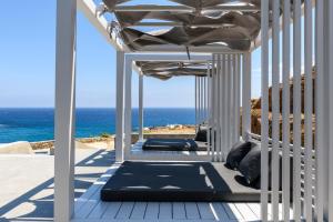 Merchia BeachMykonos Residence Villas & Suites Merchia Beach的海景门廊