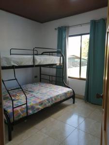 格雷西亚Mirada al Cerro, Apartamento completo的一间卧室设有两张双层床和一扇窗户。