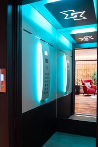 塞萨洛尼基SIGMA Luxury Apartments & Suites的墙上有蓝色的灯光的房间