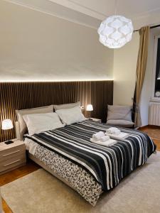 罗马普拉蒂梦之家度假屋的一间卧室配有一张大床和两条毛巾