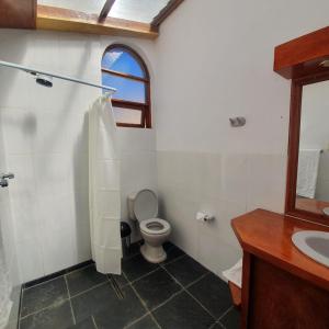 Isla de SolEcolodge Santo Campo的一间带卫生间和水槽的浴室