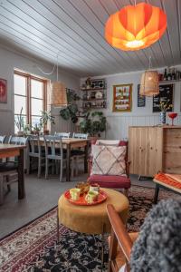 塔恩达勒Strandgården Fjällnäs的一间带桌子的客厅和一间餐厅