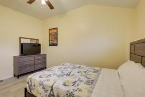 基林Quaint Killeen Vacation Rental Near Shopping!的一间卧室配有一张床和一个带电视的梳妆台