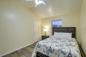 基林Quiet Killeen Townhome, 5 Mi to Fort Hood Shopping的一间卧室配有一张床和吊扇