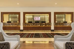 马拉喀什美丽典费斯酒店的大堂设有两把椅子和候机室