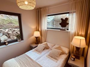 西恩纳Black Hills Czarna Góra / Bike ^ Ski的一间卧室设有一张床和两个窗户。