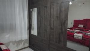邦比尼亚斯Recanto dos pássaros的一间卧室设有大木门和一张床