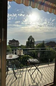 蒙特勒Villa Montreux的阳台享有风景,配有桌椅