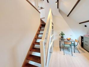 马斯特里赫特Studio Bink的房屋内的楼梯,配有桌椅