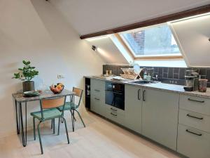 马斯特里赫特Studio Bink的厨房配有桌子、水槽和窗户