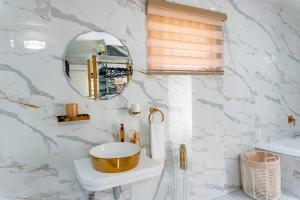 比勒陀利亚Homes of Ace Diamond的一间带水槽和镜子的浴室
