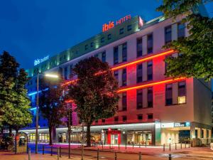 柏林柏林选帝侯大道宜必思酒店的建筑的侧面有红灯