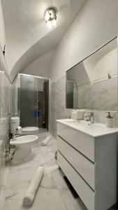 多尔切阿夸Le Bijou di Dolceacqua, per un momento memorabile.的白色的浴室设有水槽和卫生间。