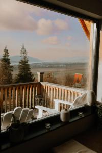泽拜盖尼Kanyar - Nordic Cabin的窗户配有椅子,享有甲板的景致