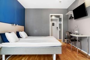斯德哥尔摩Sure Hotel by Best Western Stockholm Alvsjo的一间卧室配有一张蓝色墙壁的床