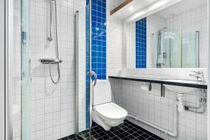 斯德哥尔摩Sure Hotel by Best Western Stockholm Alvsjo的一间带卫生间和玻璃淋浴间的浴室