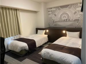 KanonjiHotel Sunny Inn - Vacation STAY 20470v的酒店客房设有两张床和窗户。