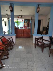 格拉纳达HotelCasaMorazanGranadaNicaragua的一间带桌椅的客厅和一间房间