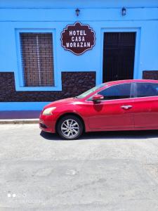 格拉纳达HotelCasaMorazanGranadaNicaragua的停在酒店赌场皇室前的红色汽车