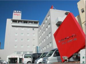 KanonjiHotel Sunny Inn - Vacation STAY 20462v的大楼前的红站标志