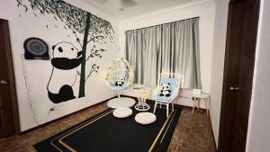 士姑来PandaHomestay28的儿童房,设有熊猫托儿所,配有桌椅