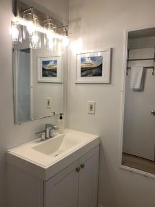 曼扎尼塔San Dune Inn的白色的浴室设有水槽和镜子