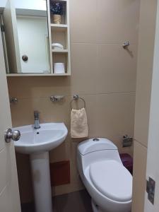 利马Habitación acogedora Aramburú的浴室配有白色卫生间和盥洗盆。