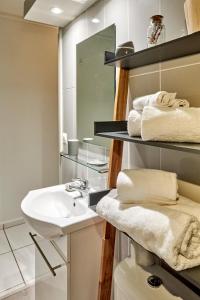 哥西尔fleur de tranquillité的浴室配有盥洗盆、镜子和毛巾