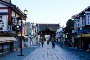 长野信州善光寺 薬王院的一群人走在街上