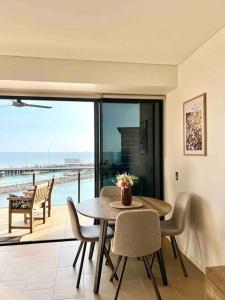 达尔文Sea Pearl Apartment at Waterfront的一间设有桌子的海景用餐室