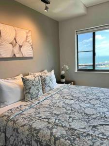 达尔文Sea Pearl Apartment at Waterfront的一间卧室设有一张大床和一个窗户。