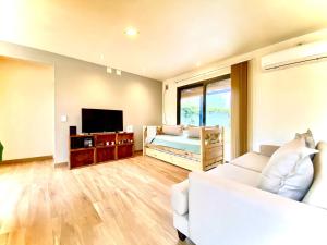 门多萨Vista Montaña的客厅配有白色沙发和电视