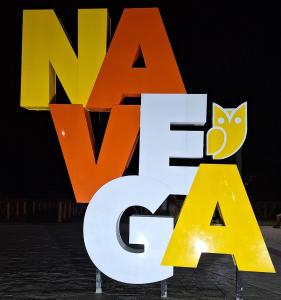 纳韦甘蒂斯Navega Apart Hotel的夜间新联邦调查局的一个大标志