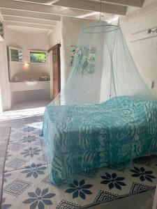 阿罗朗吉Tapunui Spacious Retreat with Superfast Internet的一间卧室配有一张带蚊帐的床