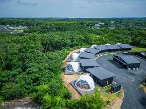 UgataTHE GLAMPING PLAZA 伊勢志摩BASE的一组帐篷在野外的顶部景观