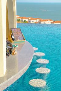 美奈Centara Mirage Resort Mui Ne的水中带踏板的桌子