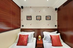香港The Shai Red - formerly Mingle in The Shai的两张位于酒店客房的床,配有红色和白色枕头