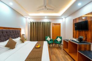 卡索尔Kasol ArtHouse - The Treasure of Himalayas的酒店客房,配有一张床、一张桌子和椅子