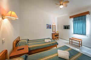 依诺罗达拉扎里迪斯豪华一室公寓房及公寓的一间带两张床和一张沙发的客厅