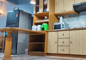 波德申2BR Apartment in Port Dickson Bayu Beach Resort的厨房配有木制橱柜和台面