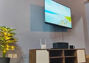 波德申2BR Apartment in Port Dickson Bayu Beach Resort的挂在墙上的平面电视