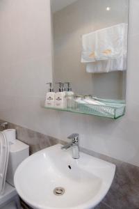 邦美蜀Lộc Sơn Hotel的浴室配有白色水槽和卫生间。
