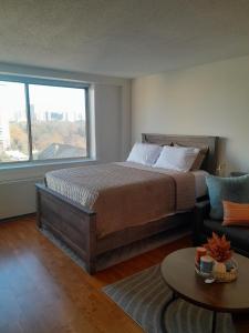 亚特兰大Luxury Fully Furnished Studio Condo的一间卧室设有一张床和一个大窗户