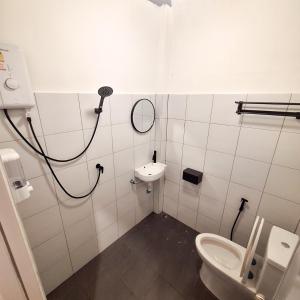 勿洞SUNZI BOUTIQUE HOSTEL : ซันซิ บูทีค โฮสเทล的一间带卫生间和水槽的浴室