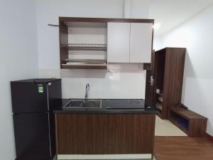 荣市Khách sạn Hữu Nghị的厨房配有黑色冰箱和水槽