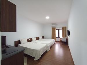 荣市Khách sạn Hữu Nghị的酒店客房带两张床和厨房
