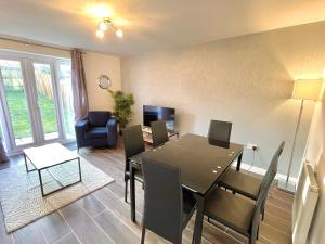 OakengatesGenesis 3 bedroom Home Telford- sleeps up to 5的客厅设有餐桌和椅子