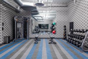 格伦代尔Aloft Glendale at Westgate的一间设有健身房的房间,里面设有健身器材